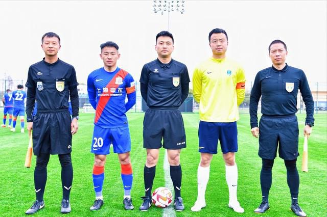 姜文也正是这双鞋带我离开了我早已习惯的运动员生活。